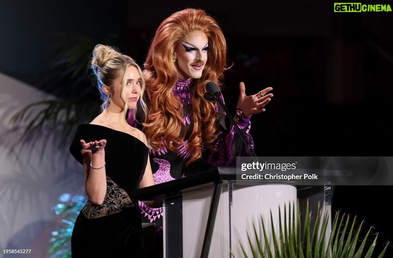 Jenna Davis Instagram - @green4ema’s last night 🌎 reunited with my @stayathomemovie cast & our director @asherlevin 🤍#emaawards #stayathome ✨: @styledbylmc 💇‍♀️: @hairbybradleyleake 👗: @marchesafashion 👠: @ninashoes 👛: @jeffreylevinson 💍: @aminajohanofficial @heymaeve @drae.collection Sunset Las Palmas Studios