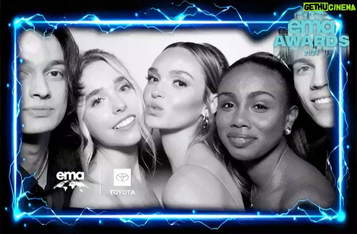 Jenna Davis Instagram - @green4ema’s last night 🌎 reunited with my @stayathomemovie cast & our director @asherlevin 🤍#emaawards #stayathome ✨: @styledbylmc 💇‍♀️: @hairbybradleyleake 👗: @marchesafashion 👠: @ninashoes 👛: @jeffreylevinson 💍: @aminajohanofficial @heymaeve @drae.collection Sunset Las Palmas Studios