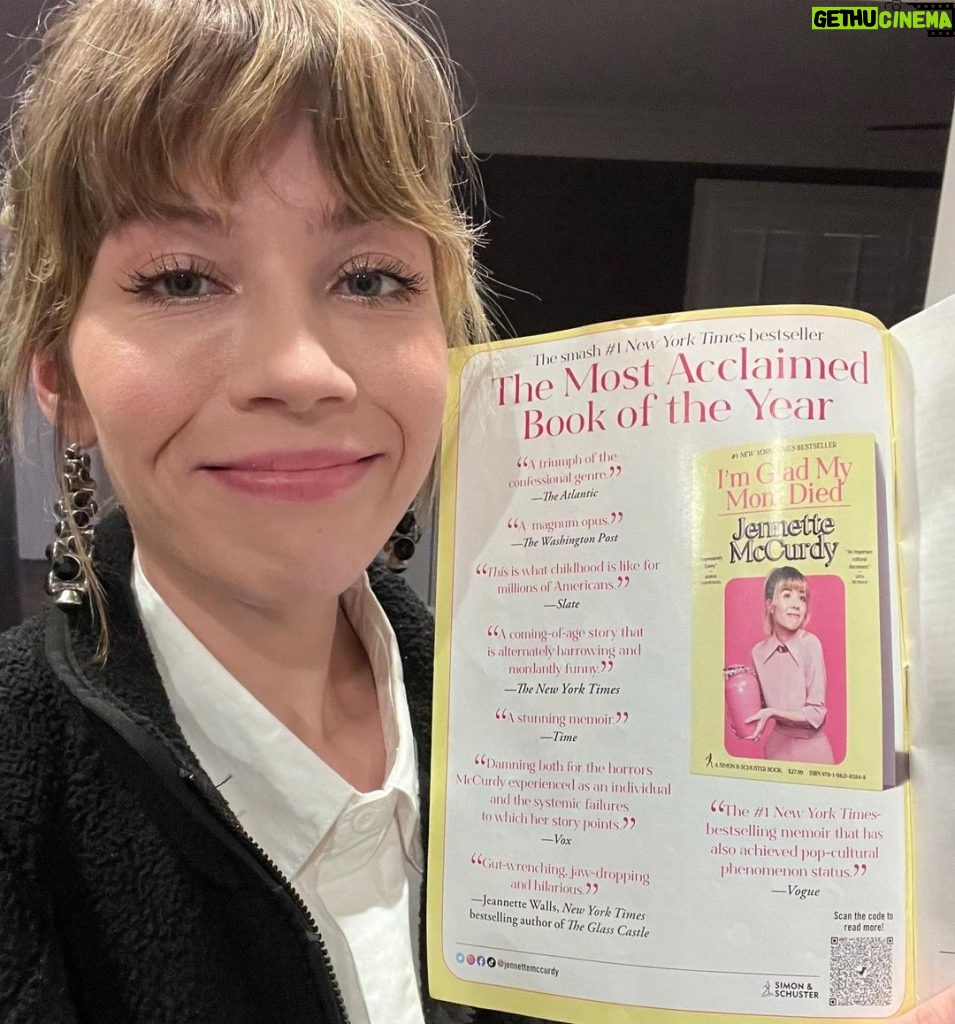 Jennette McCurdy Instagram - still can’t believe I’m Glad My Mom Died was on the inside flap & inside front cover of @newyorkermag . i have no idea what the initial marketing budget was for IGMMD, but i have a feeling that budget changed a lot after you all so enthusiastically supported the book. so thank you 🙏 now all i need to do is meet fran lebowitz and i’ll be an honorary new yorker