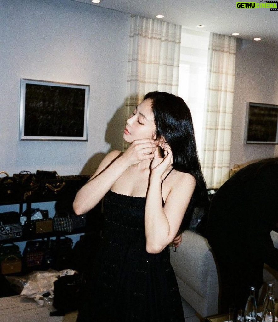Jennie Kim Instagram - Paris snap
