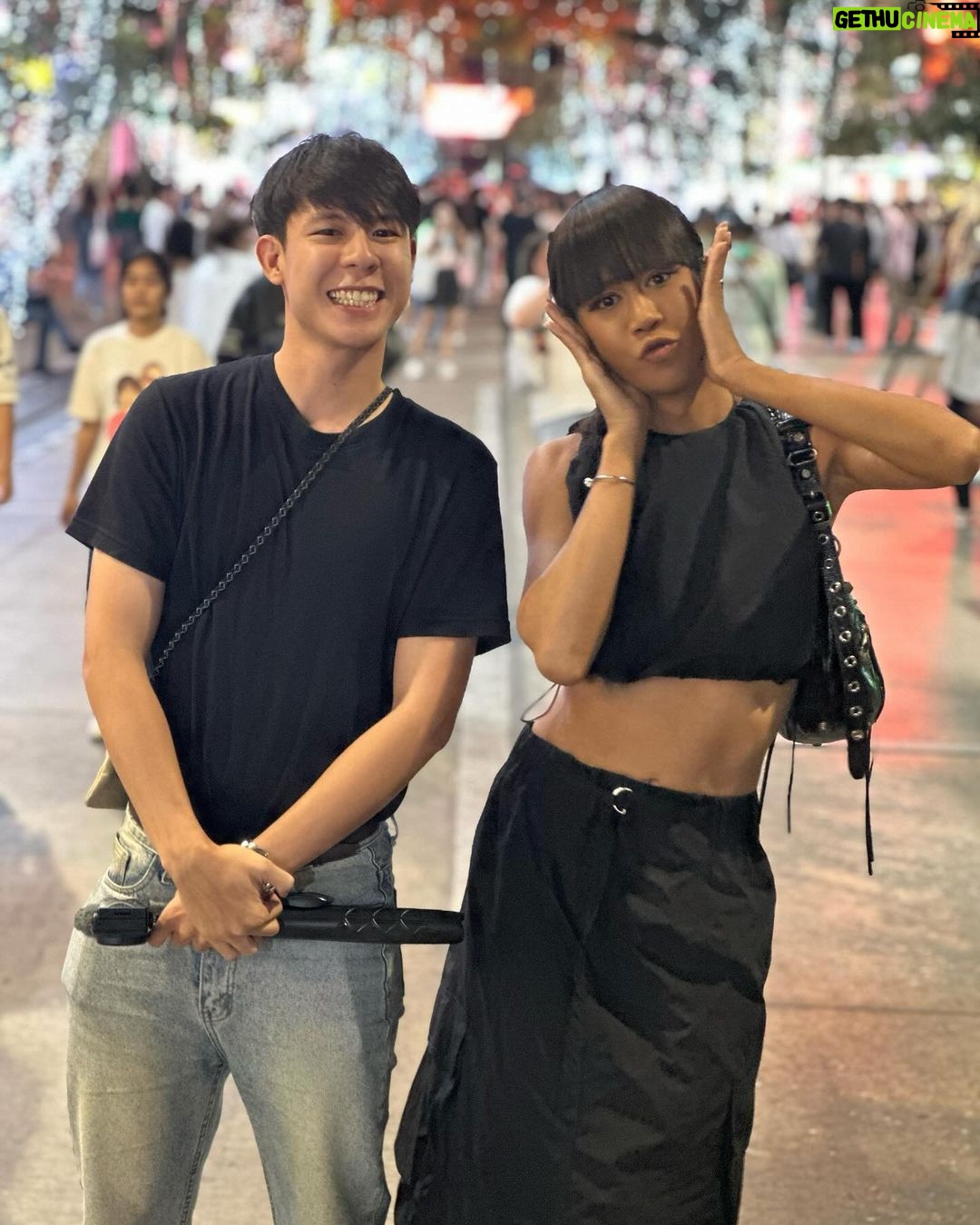 Jennie Panhan Instagram - เจอเด็กหยาม กำหมัดเลยค้าบบบ ยอมได้ที่ไหนอ่ะ 😂 #MEPOOM#ไปดูกันๆ Siam Square สยามสแควร์