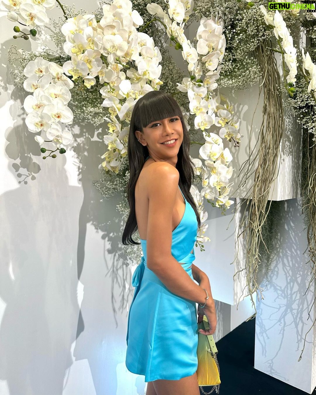 Jennie Panhan Instagram - ฉันมากินฟรี เอ๊ย!! ยินดี…ให้กับรักที่สดใส 💙💐 #drivegolftothesea#ใส่ซองให้น้าาา 😂