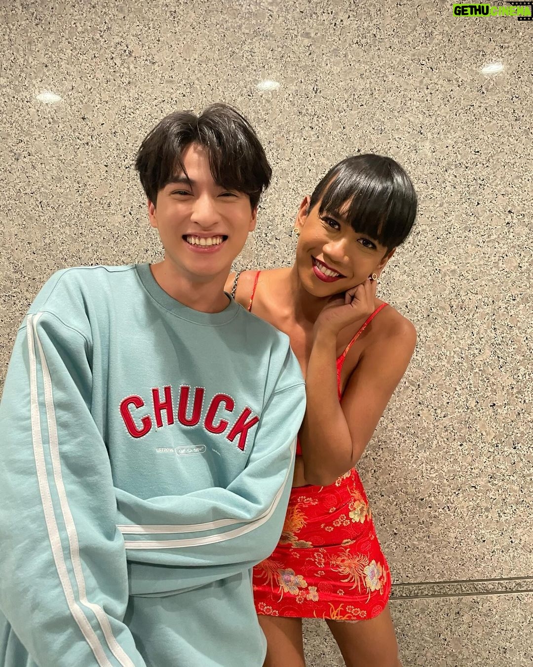 Jennie Panhan Instagram - HBD พี่กลัฟผู้น่ารักเสมอมา อายุเพิ่มขึ้นอีกปี สิ่งดีๆ เพิ่มขึ้นตลอดไปนะ ขอให้มีความสุขมากๆ และขอให้ฉันถ่ายรูปคู่ใหม่หน่อยนะ รับหน้าเดิมตัวเองไม่ค่อยได้ 😂❤️🎂