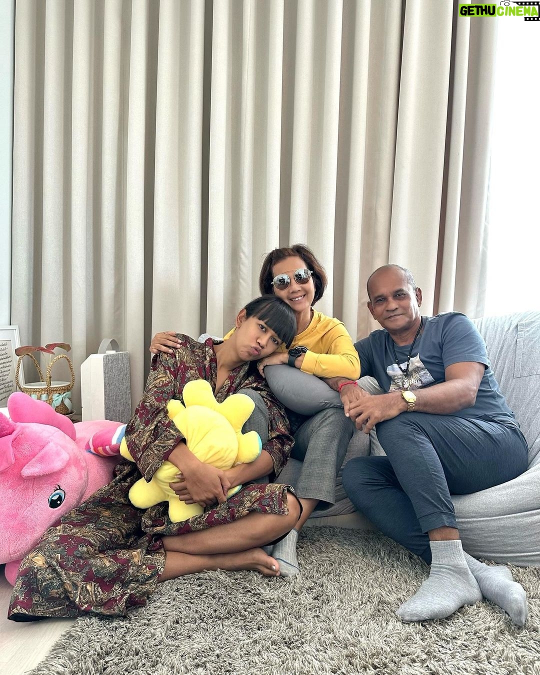 Jennie Panhan Instagram - พ่อมา แม่มา ลูกเมา เอ้า!! 😅