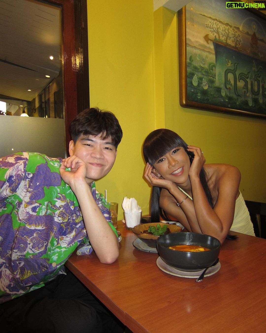 Jennie Panhan Instagram - รับงานกินแกงเหลือง ชุดก็ต้องเข้ากับตีมงาน 😂🌼😊 #แกงใต้อาจเผ็ดเราก็เด็ดแบบหวานๆ ร้านคลั่วกลิ้ง+ผักสด ทองหล่อ