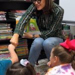Jennifer Garner Instagram - My favorite thing about working for @savethechildren—it’s ALWAYS #ReadAcrossAmerica Day! Pete the Cat and I have had a busy six months meeting and reading to kids in Perry County, KY; Quitman County, MS; San Juan County, NM; Lake Los Angeles, CA; and Central Valley, CA. Thank you to all of the educators out there for bringing books to life and turning America’s children into readers. There is nothing happier than reading to kids! 📚♥️