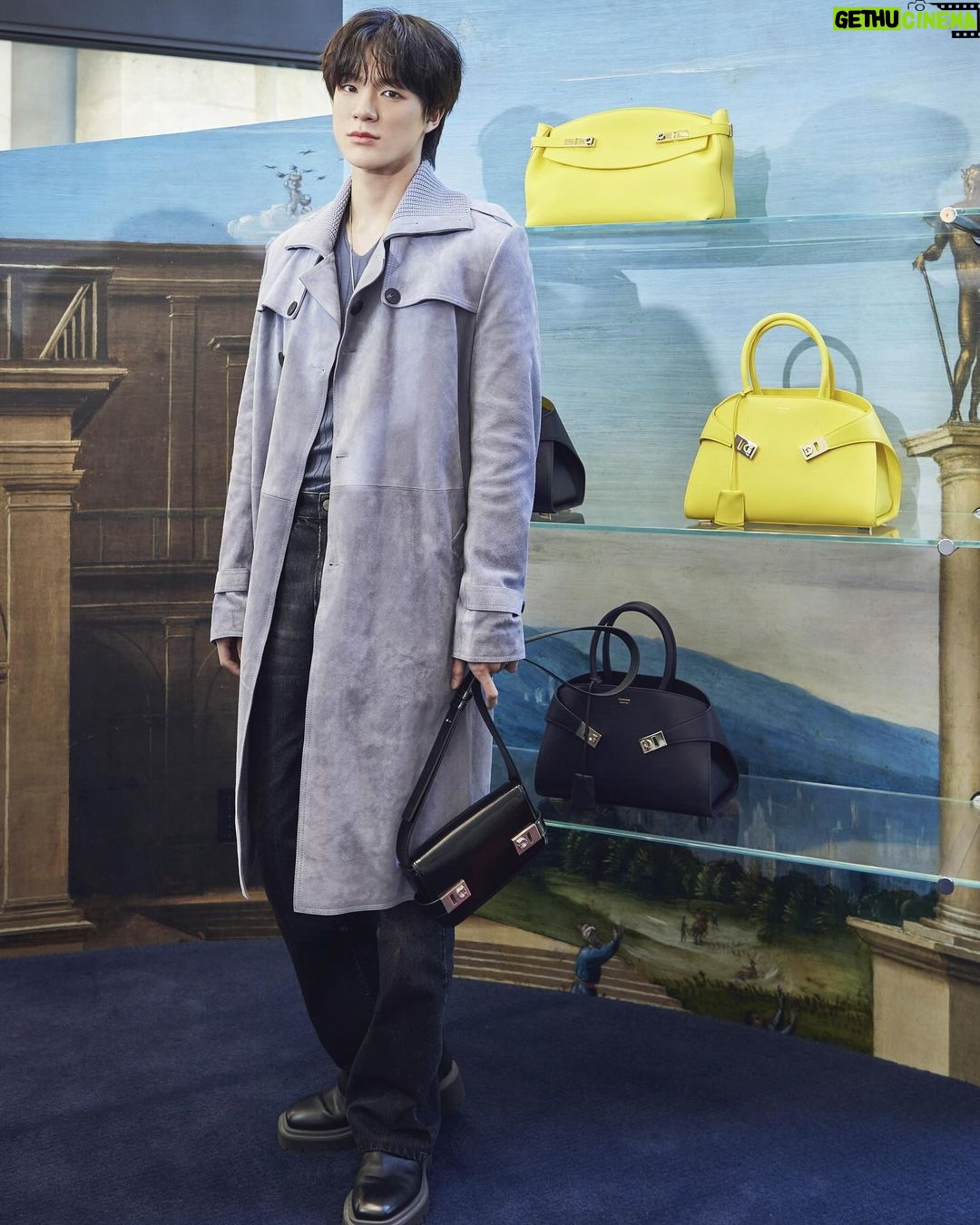 Jeno Instagram - FERRAGAMO FW23 POP-UP STORE @ 신세계 영등포 타임스퀘어 - 우아한 실루엣에 모던한 디테일을 더해 다양한 소재로 페라가모만의 혁신적인 르네상스를 그려낸 이번 FW23 컬렉션을 타임스퀘어에서 만나보세요 #AD #ferragamofw23