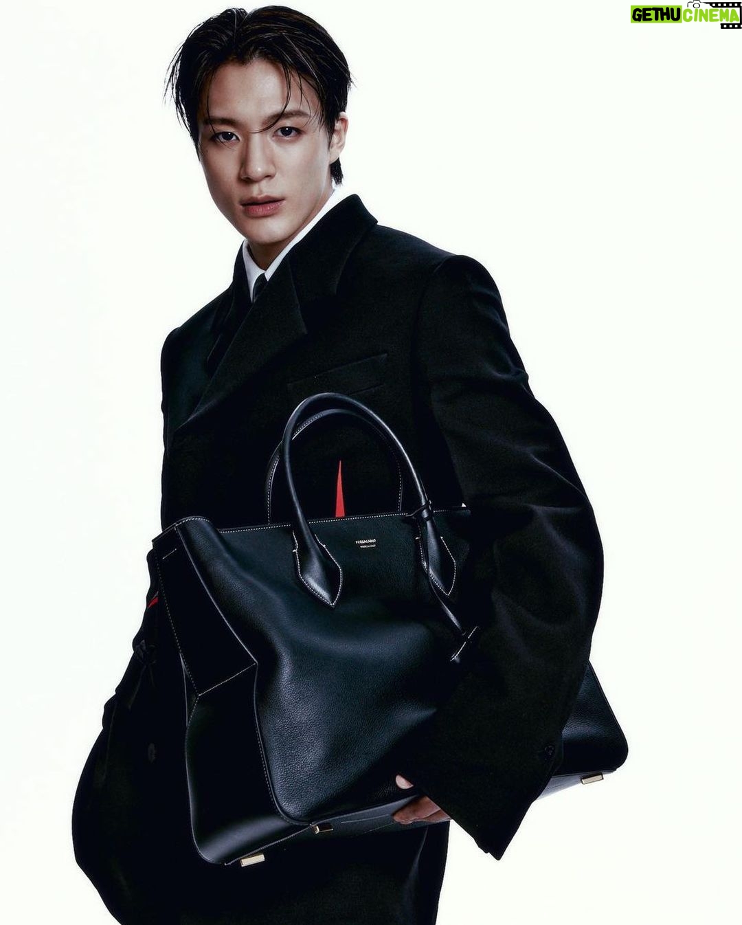 Jeno Instagram - 맥시밀리언 데이비스가 새롭게 선보이는 SS24 컬렉션 2023년 9월 23일 오후 6시 30분 페라가모 브랜드 닷컴을 통해 만나보세요~!! @FERRAGAMO @_MAXIMILIANDAVIS_ #FERRAGAMO #FERRAGAMOSS24