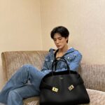 Jeno Instagram - 📸#ferragamohugbag #ferragamofw23 @ferragamo @_maximiliandavis_