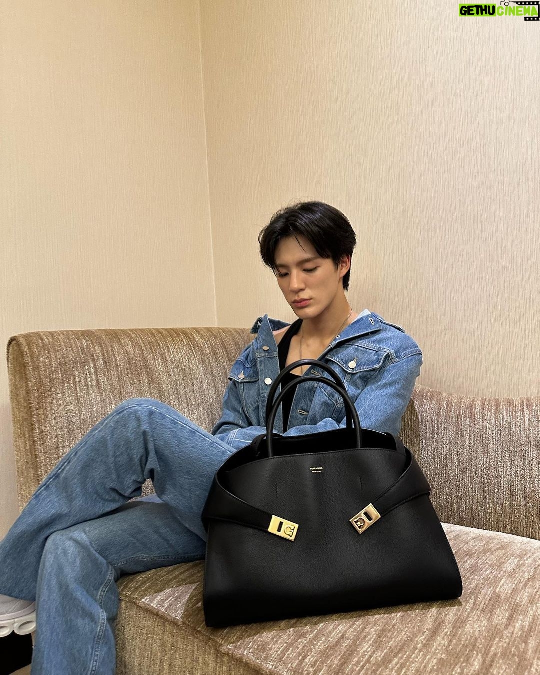 Jeno Instagram - 📸#ferragamohugbag #ferragamofw23 @ferragamo @_maximiliandavis_