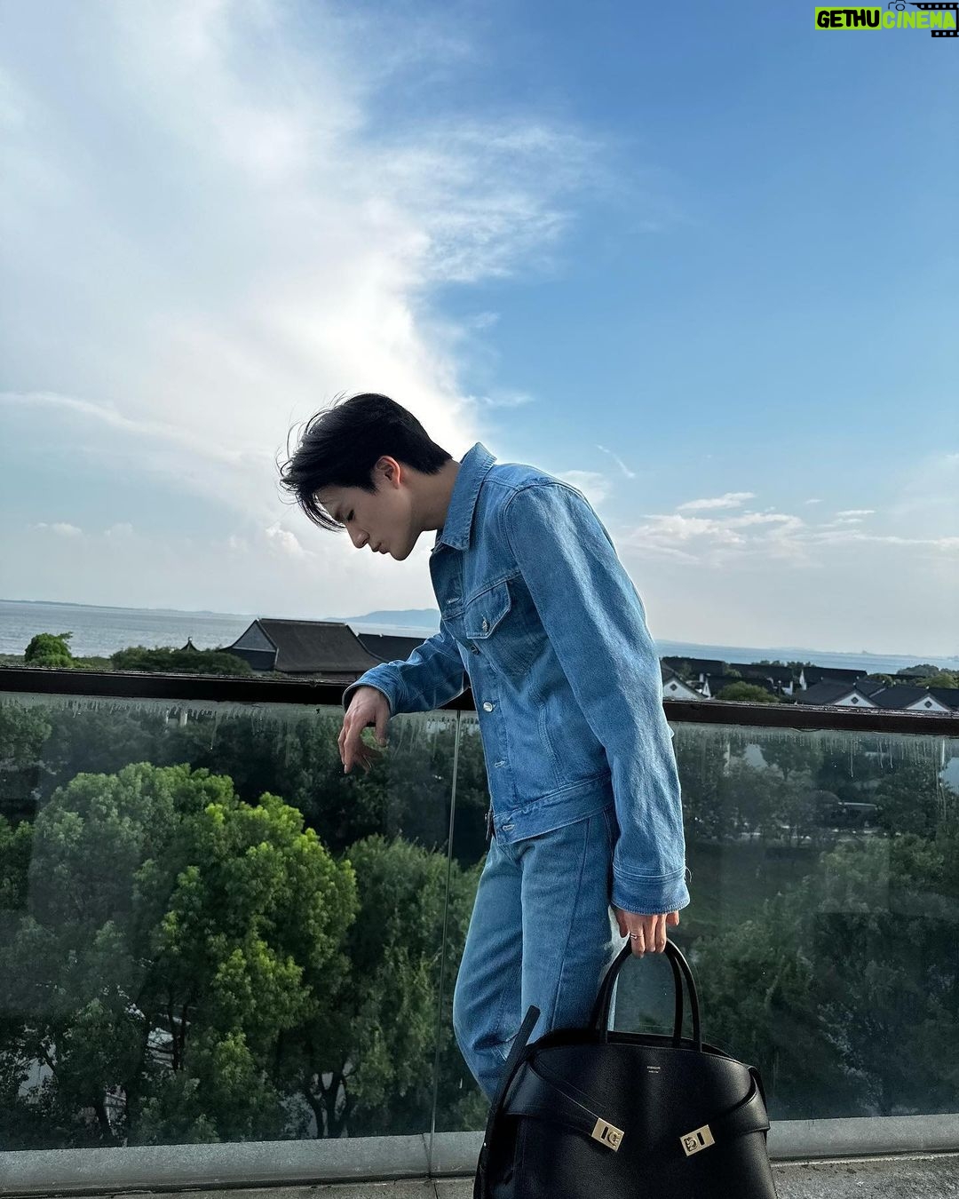 Jeno Instagram - 📸#ferragamohugbag #ferragamofw23 @ferragamo @_maximiliandavis_