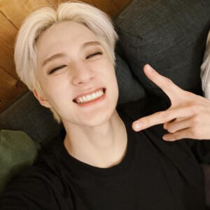 Jeno Instagram - PARIS💚💚