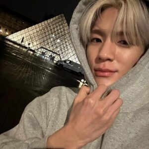 Jeno Instagram - PARIS💚💚