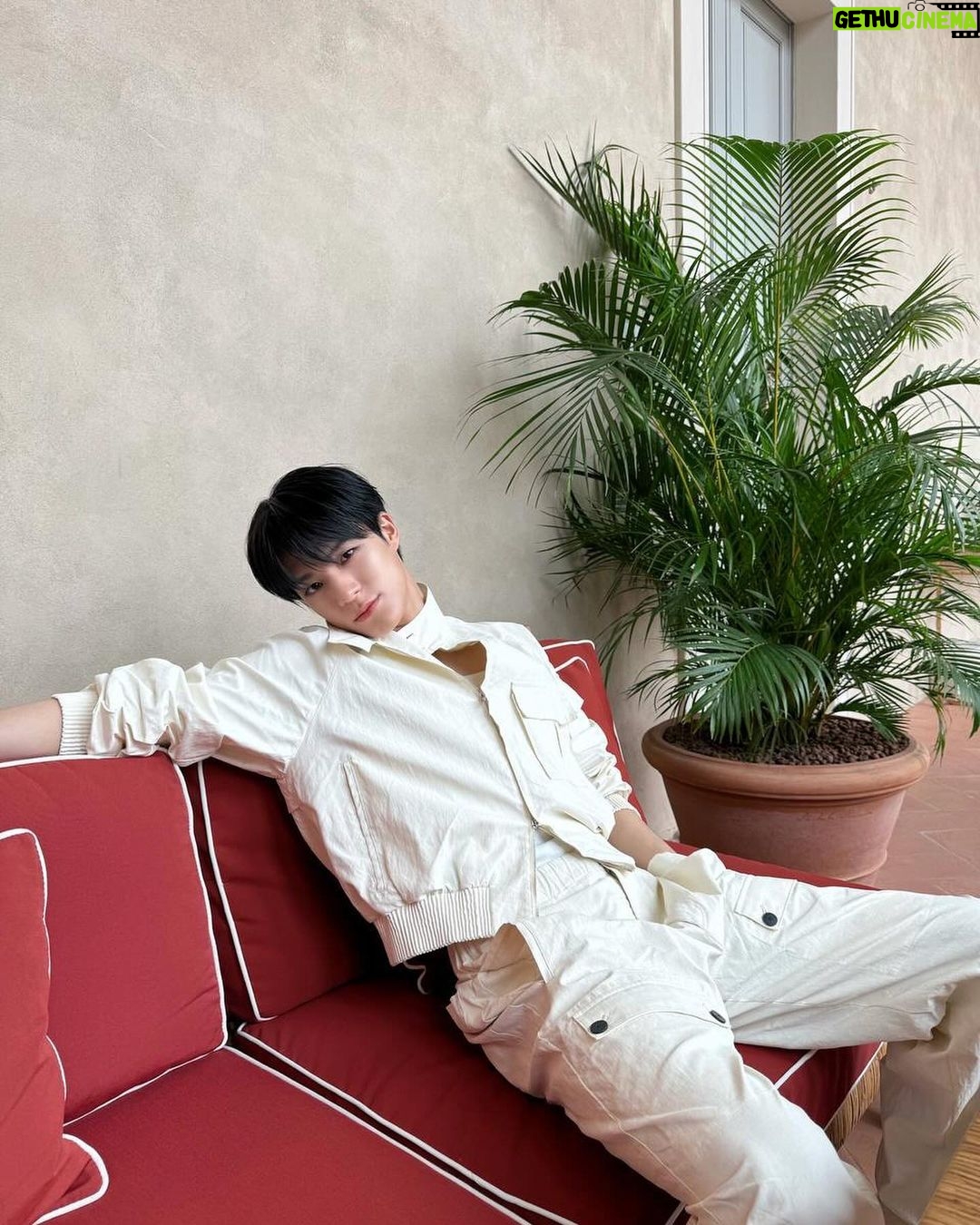 Jeno Instagram - Ferragamo day~ 😎 @ferragamo #ferragamo24fw