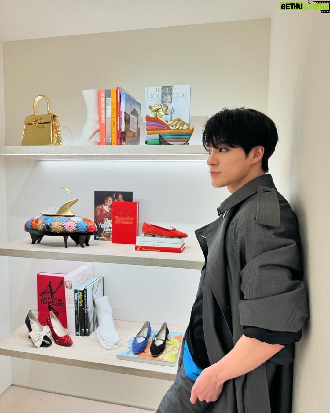 Jeno Instagram - Ferragamo day~ 😎 @ferragamo #ferragamo24fw