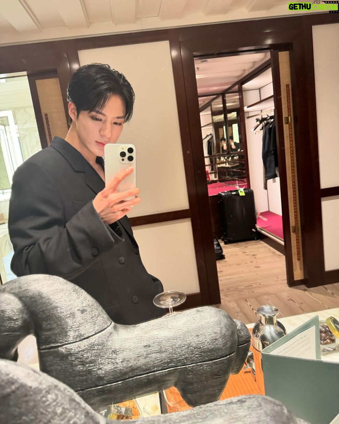 Jeno Instagram - Ferragamo day~ 😎 @ferragamo #ferragamo24fw