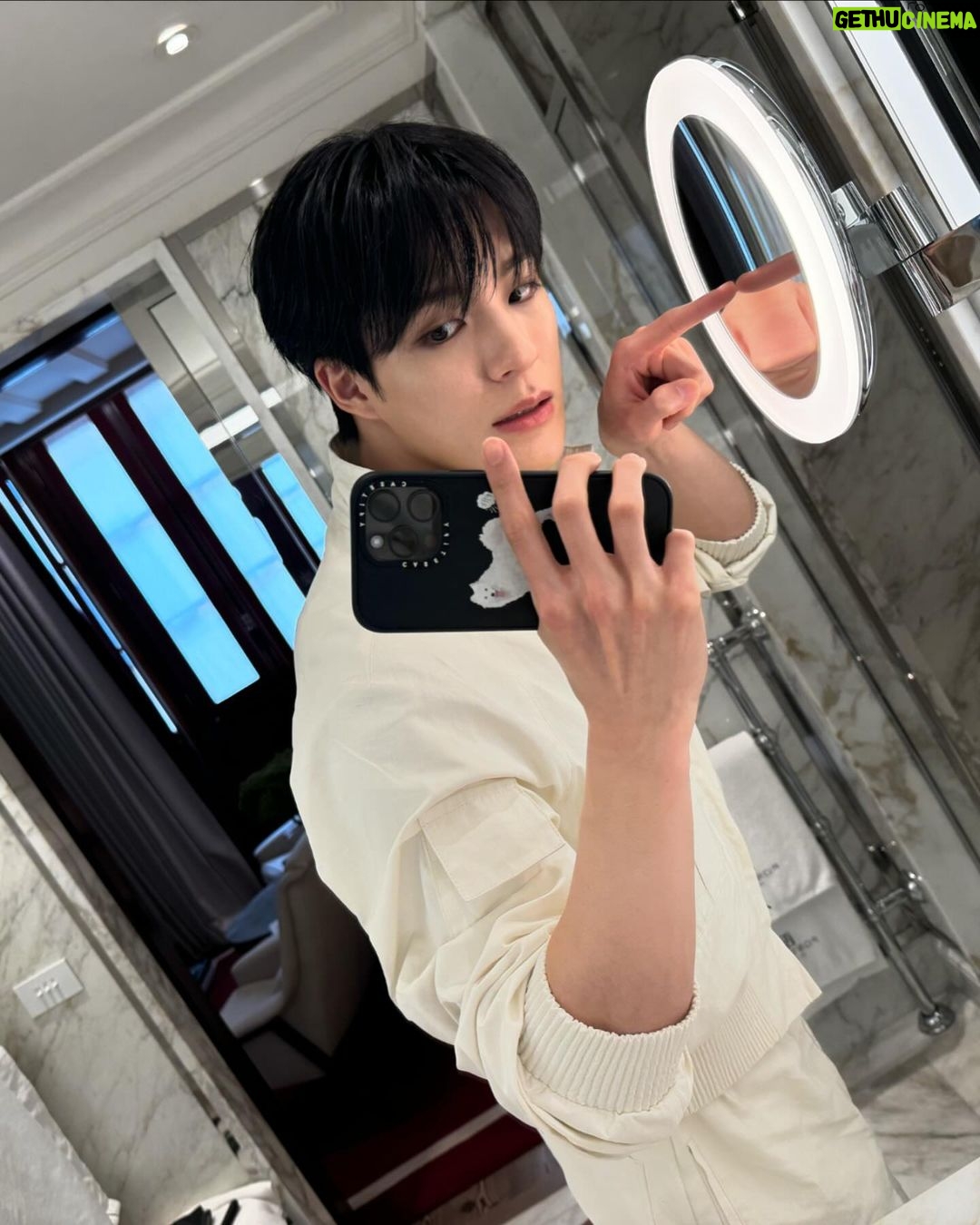 Jeno Instagram - Ferragamo day~ 😎 @ferragamo #ferragamo24fw