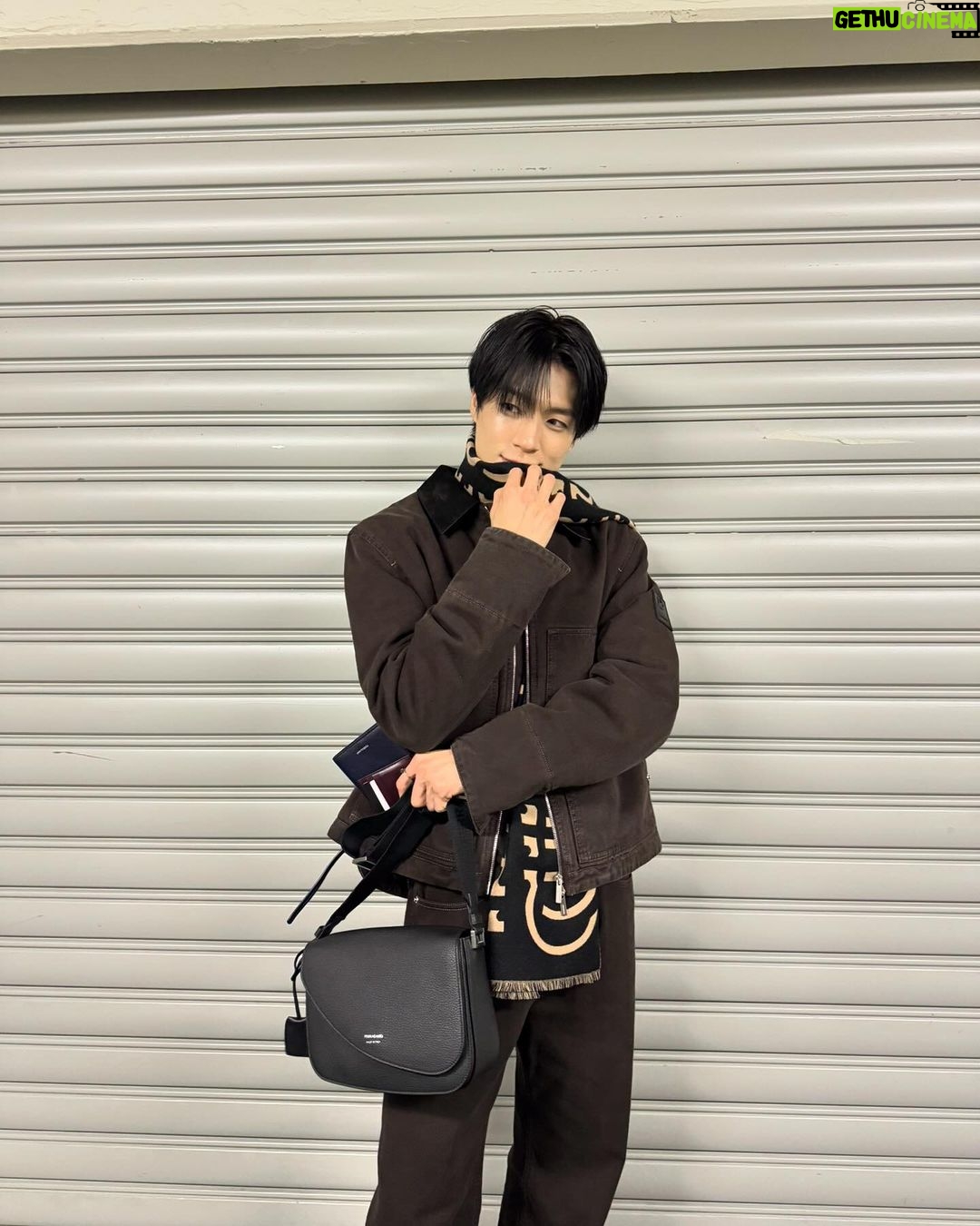 Jeno Instagram - 페라가모 FW24 쇼 참석하러 밀라노로 갑니다~~😀 시즈니 밀라노에서 만나요!! @ferragamo #ferragamofw24 #페라가모