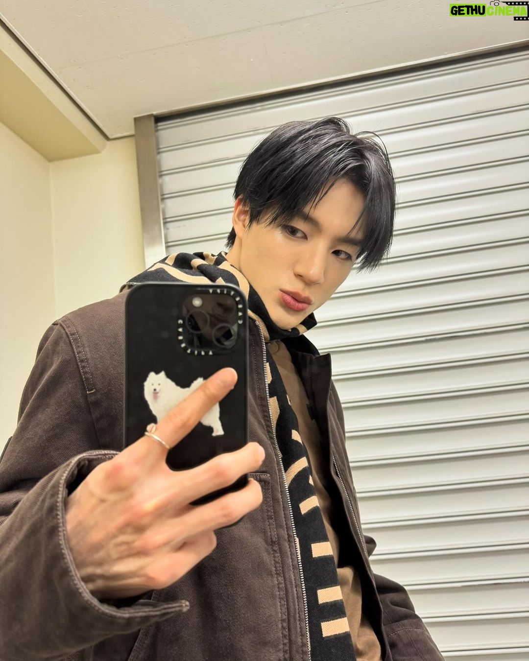 Jeno Instagram - 페라가모 FW24 쇼 참석하러 밀라노로 갑니다~~😀 시즈니 밀라노에서 만나요!! @ferragamo #ferragamofw24 #페라가모