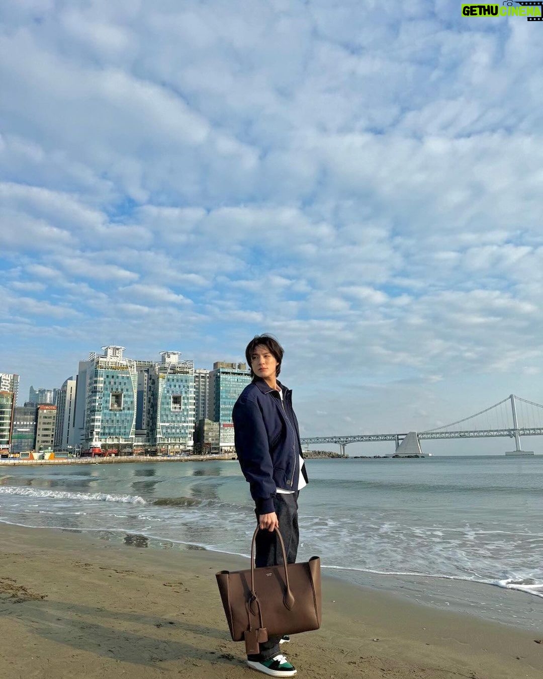 Jeno Instagram - #FerragamoPS24 @ferragamo @_maximiliandavis_ 🌊