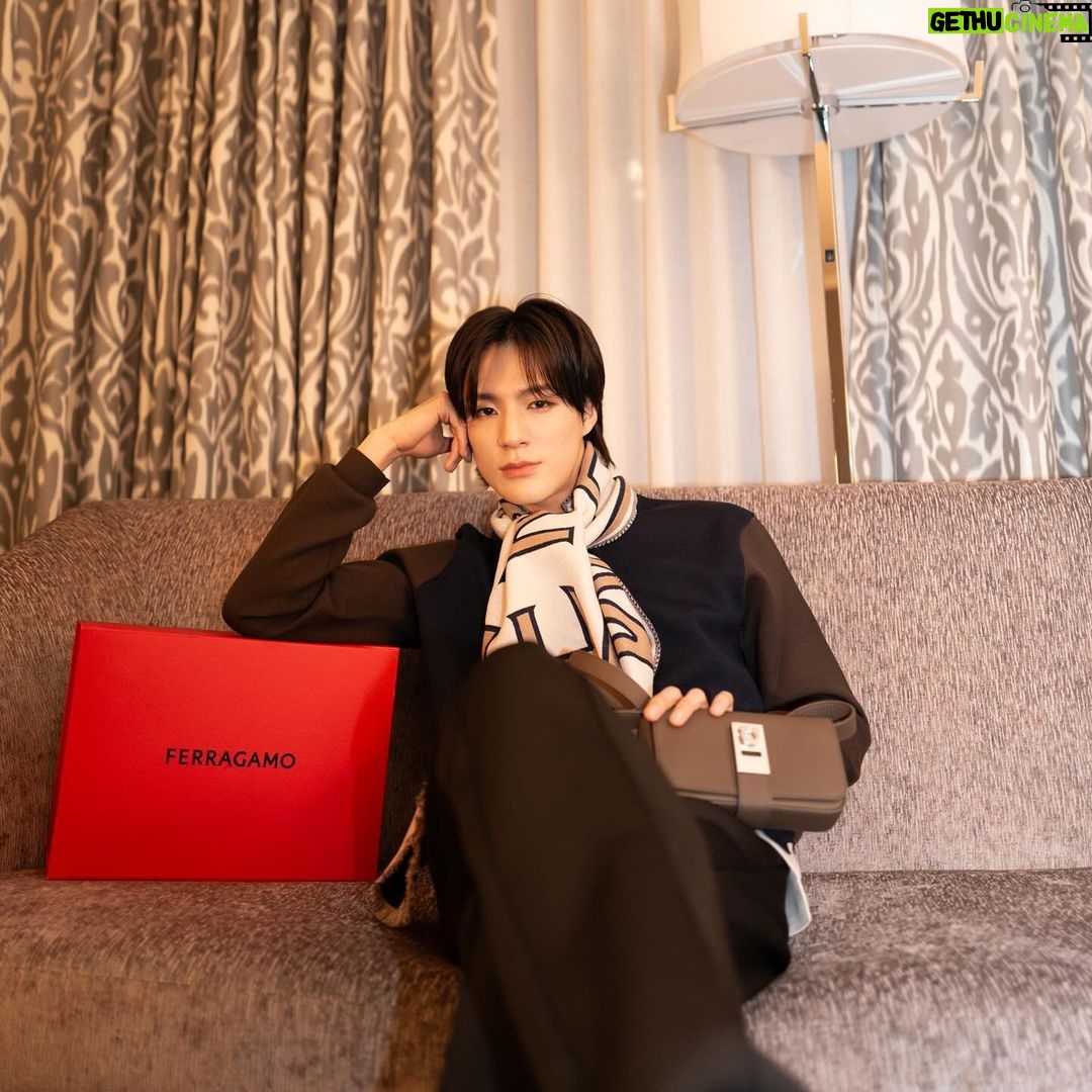 Jeno Instagram - 🎄🎁#FerragamoHoliday #ferragamogifts @ferragamo
