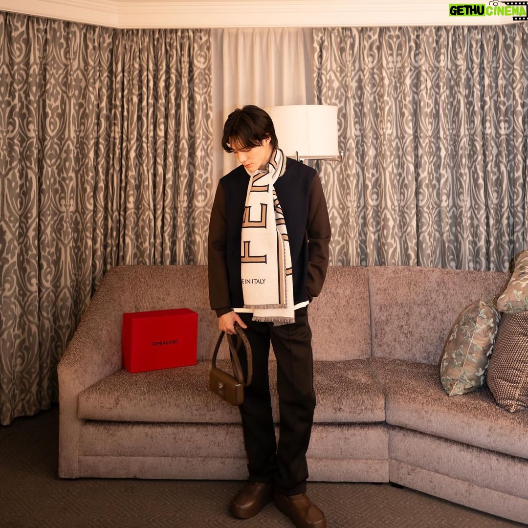 Jeno Instagram - 🎄🎁#FerragamoHoliday #ferragamogifts @ferragamo
