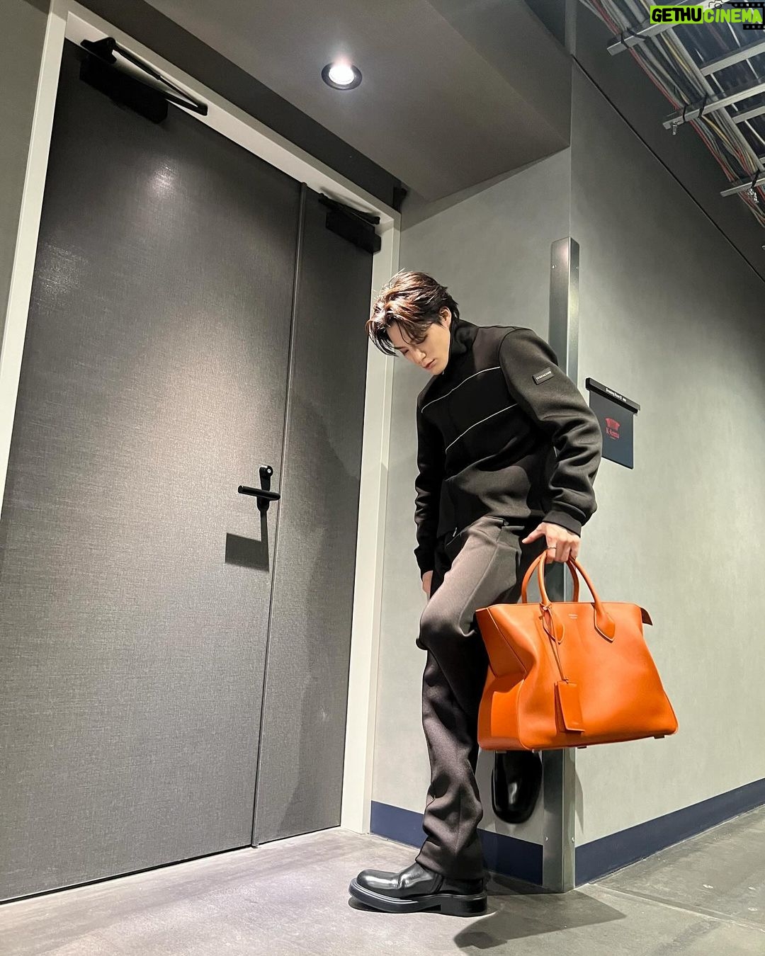 Jeno Instagram - 😎#ferragamops24 @ferragamo @_maximiliandavis_