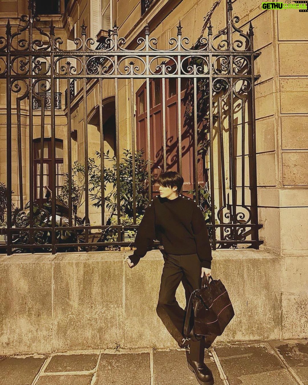 Jeno Instagram - Paris night with ferragamo🌙 #FerragamoFW23 #FerragamoTime #FerragamoBoots @ferragamo
