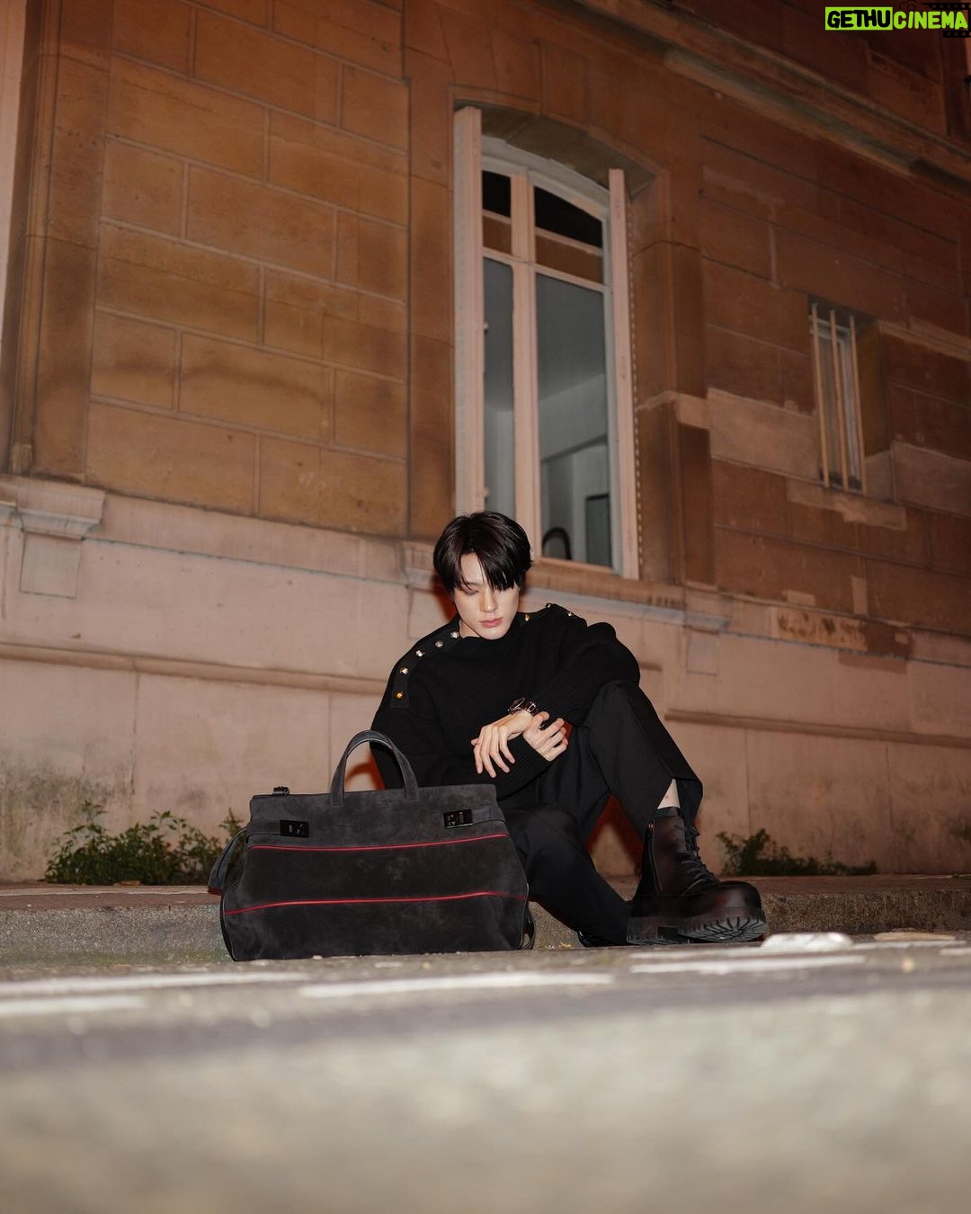 Jeno Instagram - Paris night with ferragamo🌙 #FerragamoFW23 #FerragamoTime #FerragamoBoots @ferragamo