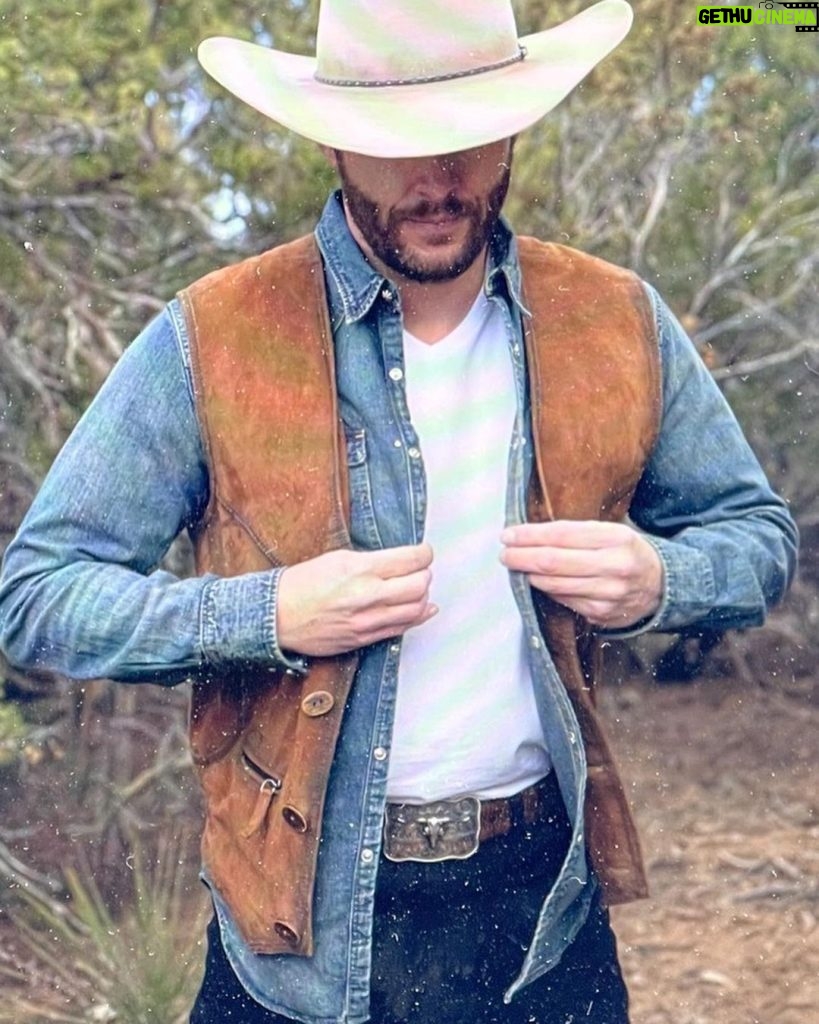 Jensen Ackles Instagram - There is literally a new sheriff in town. (Who apparently is always trying to close his shirt and/or jacket. )((Figure it out, man!🙄)) More info to come. @bigskyabc