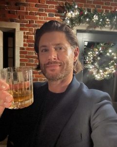 Jensen Ackles Instagram - Been a minute…but happiest of holidays and a very merry Christmas to us all!!! 💚