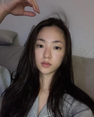 Jeon Yeo-been Instagram - 그리고 낯선 
작년 셀피 🌚