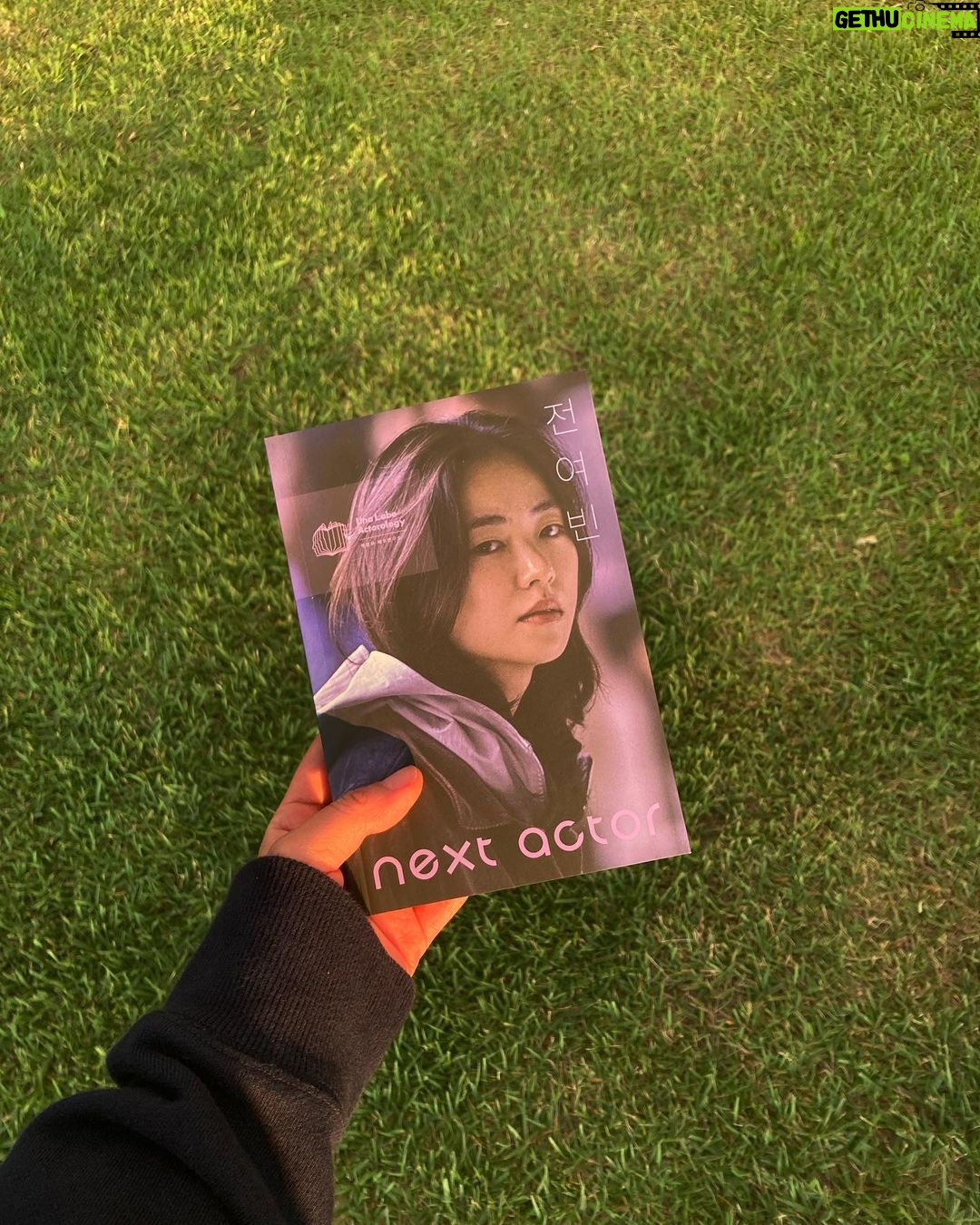 Jeon Yeo-been Instagram - 거미집 촬영을 마치고 개막식 하루 전인 오늘 노을이 물드는 시간에 무주로 넘어왔습니다. 전시도 미리 보았고 책도 단숨에 읽었습니다. 아름다운 산속에서 탁 트이는 숨도 느껴봅니다. 프로젝트에 함께해 주신 모든 분들께 진심으로 감사드립니다. 사랑이 느껴지는 정성들 정말 감사합니다. 무주 산골 영화제에서 만나요! @mujufilmfest @unabeck @una_labo @neuj_ #넥스트액터전여빈 #NextActorJeonYeoBeen