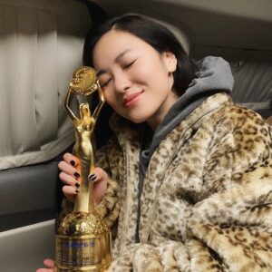 Jeon Yeo-been Instagram - 이 큰 잔치를 바라보며 손뼉 치며 환호하며 좋아하다... 갑자기 호명이 되어 제일 중요한 말을 못하고 내려왔어요. 이 상을 안겨주신 사랑 모아주신 팬분들, 관객분들께, 진심으로 진심으로 감사드립니다. 
연기로 사랑에 응답하겠습니다. 
정진하겠습니다. 감사합니다.
