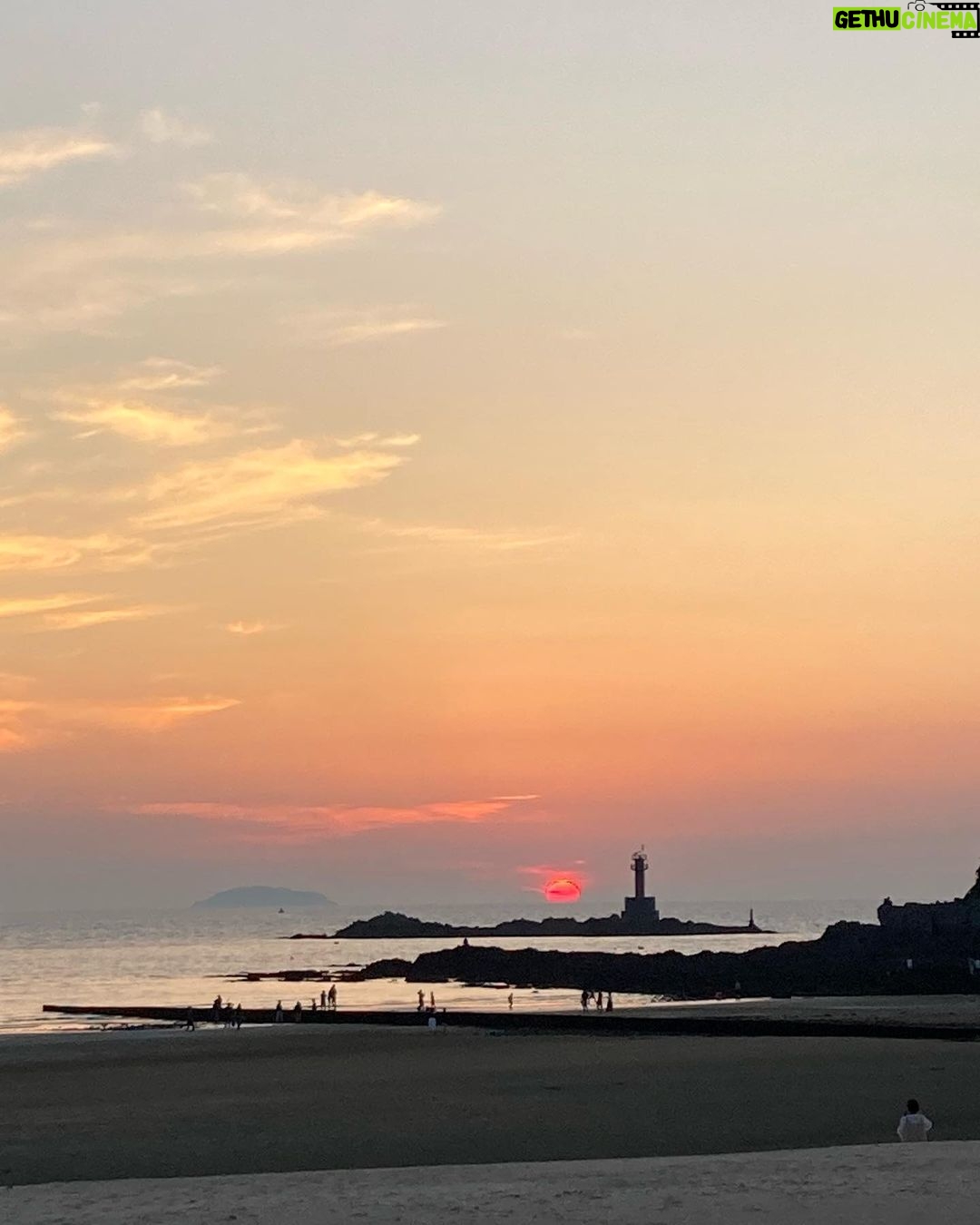 Jeon Yeo-been Instagram - 지는 해를 보려고 모이는 사람들을 바라보는 것이 행복했던 날