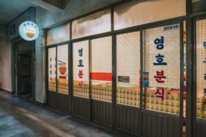 Jeon Yeo-been Instagram - 더할 나위 없이 넘치게 사랑하고 사랑받았던 홍차영의 날들이었습니다. 아름다운 사람들 속에서 고군분투할 수 있어서 그저 승리한 기억뿐입니다. 사랑합니다. 빈센조의 모든 사람들. 
이제 마지막 장... 20부, 끝까지 함께해 주세요. 

정말 감사합니다. 
고맙습니다. 
사랑합니다.

홍차영/전여빈 
올림.

VINCERO #빈센조
아스페 따떼 따떼 따떼 따떼! 따떼~

사진은 늘 정성 어린 @dal_photo_