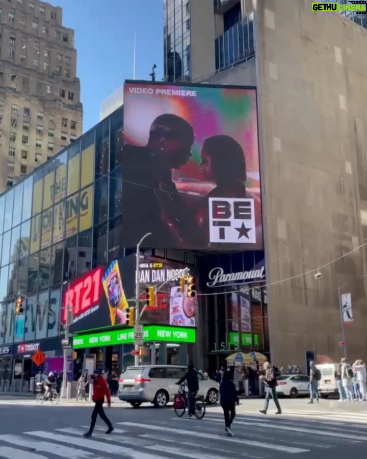Jeremih Instagram - Took over Times Square w’ @bet_jams @betsoultv 😈 preciate all the love and support on #Changes Make sure y’all go stream my new single #Linkinbio