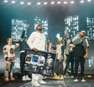 Jeremih Instagram - In life it’s moments like this I’ll never forget s/o “MIH” Big Homie,Bro @50cent I grow up listening to you and to be able to learn and be on a sold out world tour wit da 🐐’s @bustarhymes is beyond crazy!! Chicago was 🔥lit I can’t explain my appreciation for what you do for me MIH dawg 💯🫶🏾 

#thefinallaptour #Chicagostarz  #powerforce