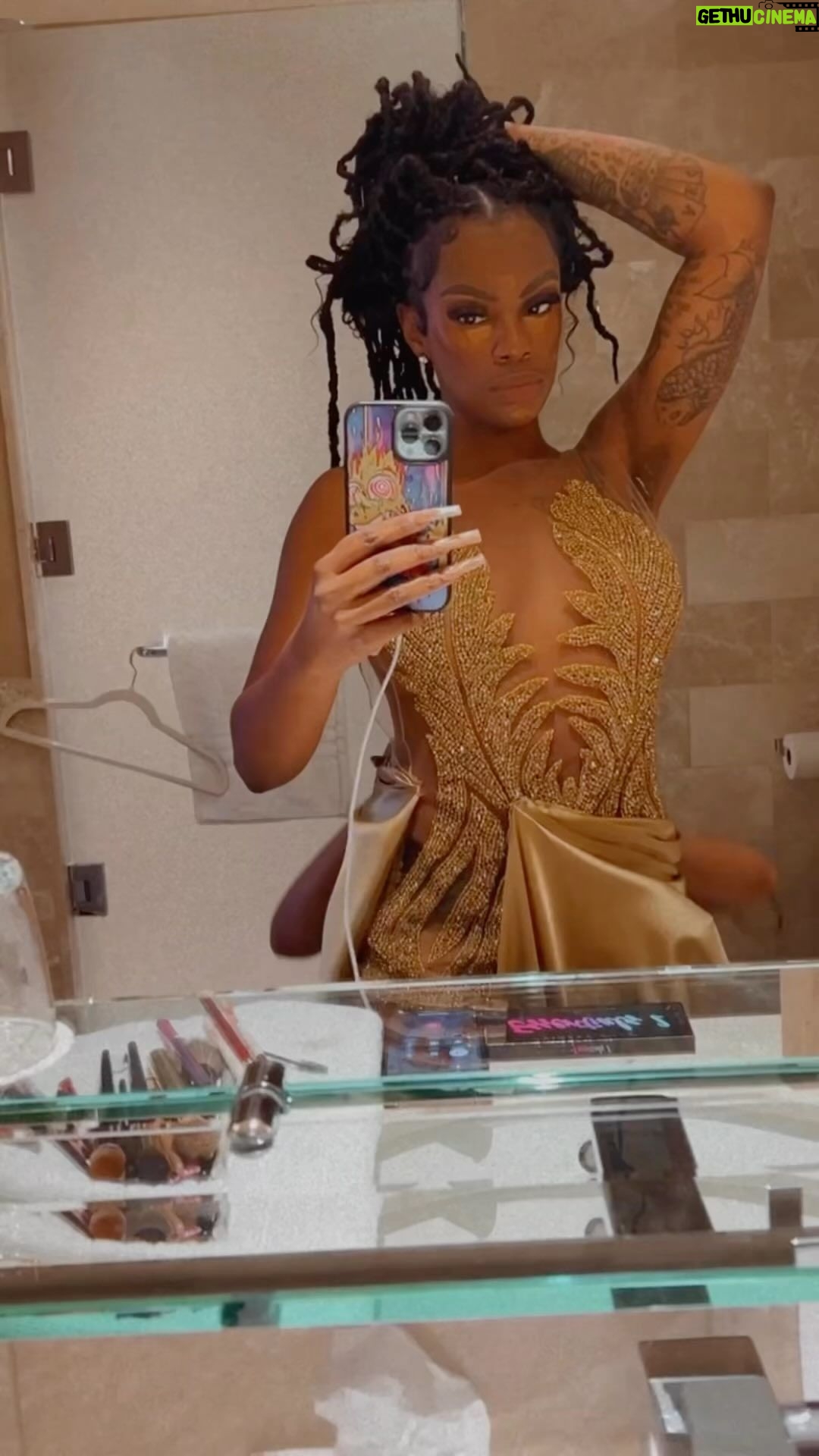 Jess Hilarious - 262.4K Likes - Another Baltimore Party Recap🤣
Every time I go out, I show out!
Happy Birthday @dhov__ #jesshilarious
@kustomkreationsbyak dress #gown