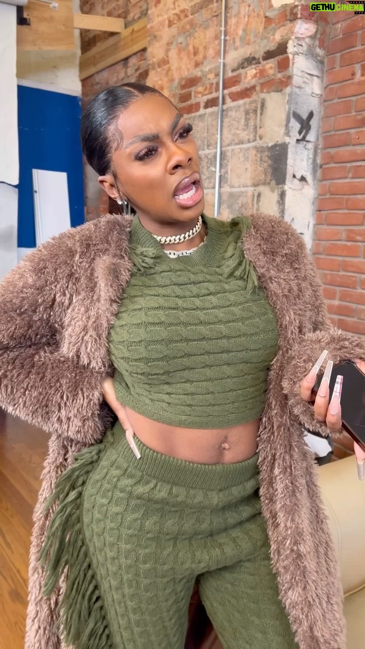 Jess Hilarious - 133.4K Likes - Babymomma VS. Girlfriend:
Jaquan pops up on Ebonye and Zena isn’t happy about it!
Which team are you? #TeamEbonye OR #TeamZena OR #TeamJaquan ? #jesshilarious
TAG A FRIEND
Glasses from @messyvisioneyewear