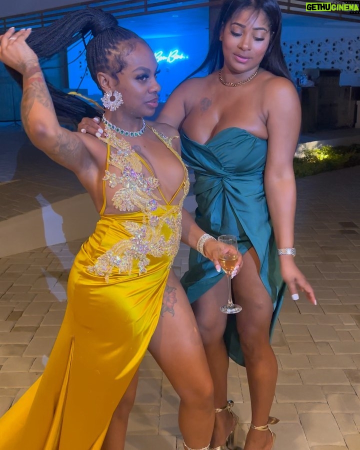 Jess Hilarious - 311K Likes - Freaking Cheers ❤️ Aruba
My girls turned up with me.
Gown made by @kustomkreationsbyak