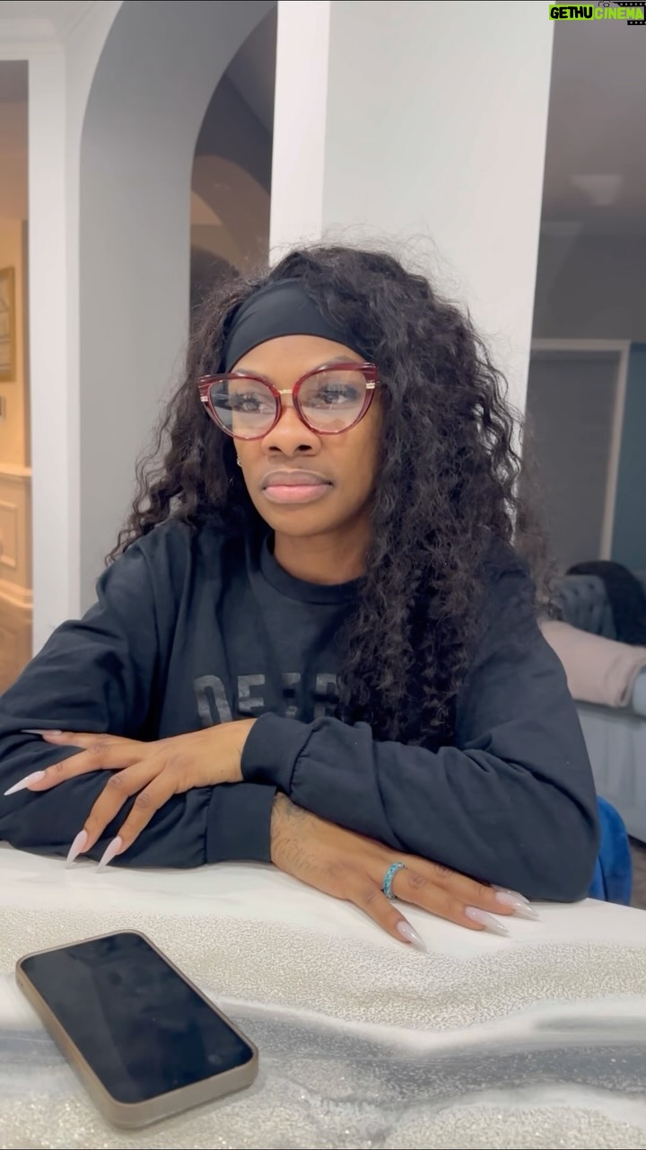 Jess Hilarious - 162.4K Likes - ZENA is cooking for Thanksgiving and EBONYE is sad. She misses JAEKWON but upset about something!
EBONYE’s GLASSES ARE @messyvisioneyewear
#BabyMommaVSGirlfriend #jesshilarious @desifamous4real
TAG A FRIEND
