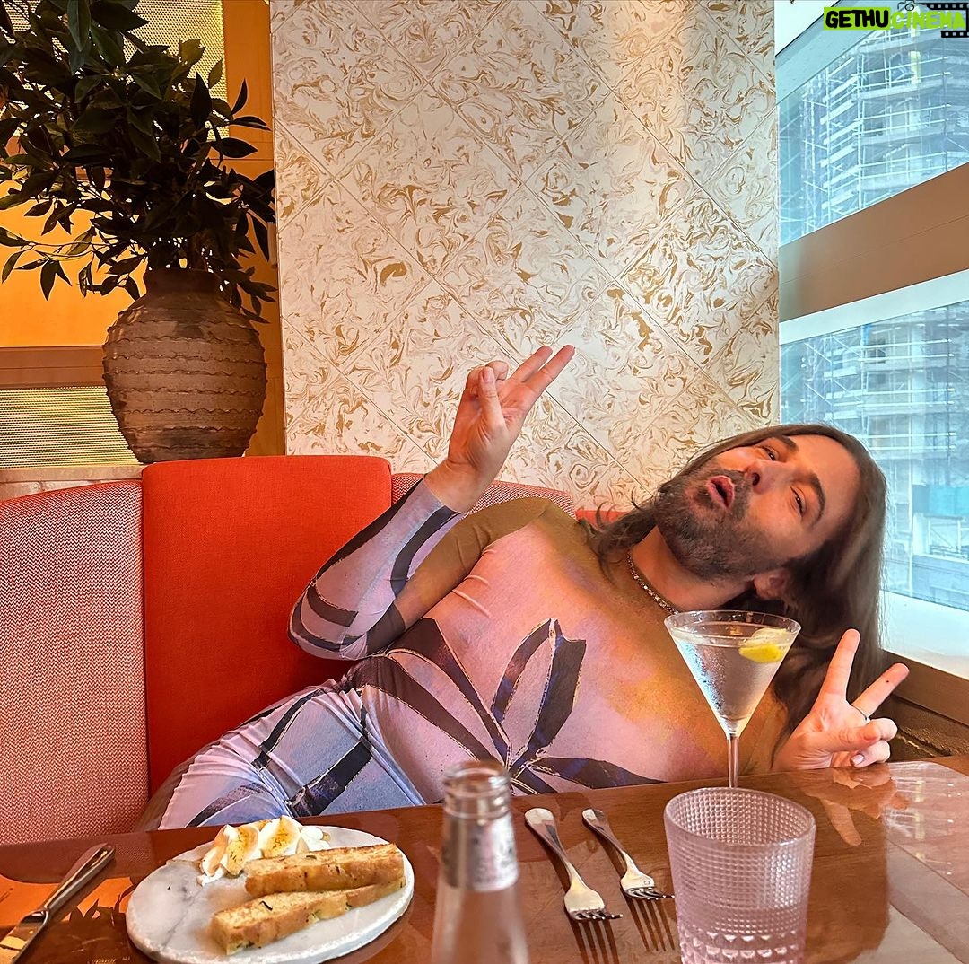 Jesse Tyler Ferguson Instagram - Hey Dinner’s On Me fam! I really enjoy being able to share my personal story with y’all – from growing up as a quirky Broadway loving kid in Albuquerque, to my marriage to Justin and parenting our two sons. I’ve been lucky to have guests come on the show and share their stories as well. This week, I want to revisit a couple of those conversations. First up, “Star Trek” star Zachary Quinto. Over salads at American Bar in the West Village, we discuss his decision to come out publicly on his own terms, and our fun romps around Silver Lake gay bars in our 20s. Then, “Getting Curious with Jonathan Van Ness” podcast host and “Queer Eye” star Jonathan Van Ness. Over oysters and lobster pasta at Bad Roman off Columbus Circle, Jonathan tells me what it’s like to live in Texas as a queer person, their journey to discovering their nonbinary identity, and why a guinea pig named Peanut is causing a stir in some libraries. Episode link is in the bio—don't wait, give it a listen! ❤️ caption...