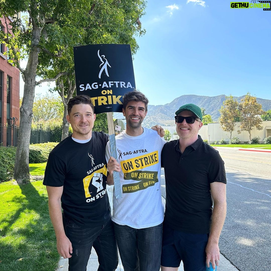 Jesse Tyler Ferguson Instagram - Back on the line! Cindy supports striking actors, too! @sagaftra #unionstrong Los Angeles, California