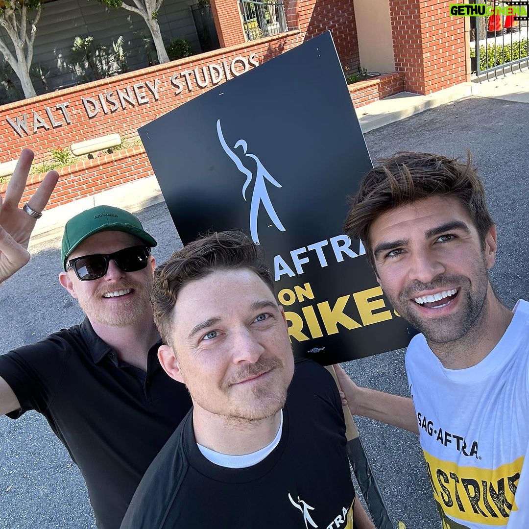 Jesse Tyler Ferguson Instagram - Back on the line! Cindy supports striking actors, too! @sagaftra #unionstrong Los Angeles, California