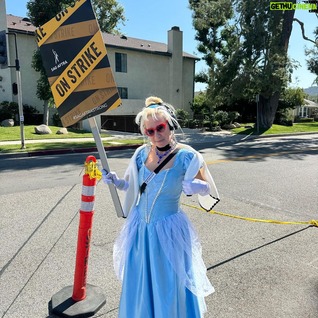 Jesse Tyler Ferguson Instagram - Back on the line! Cindy supports striking actors, too! @sagaftra #unionstrong Los Angeles, California