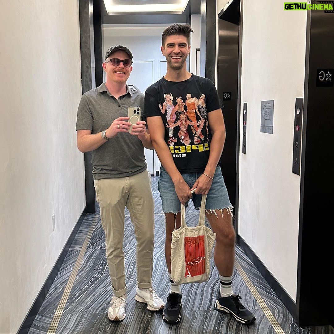 Jesse Tyler Ferguson Instagram - Happy 38th to my hubba hubba husband. Man I am glad you were born and found your way towards me! I love you! Happy Birthday!