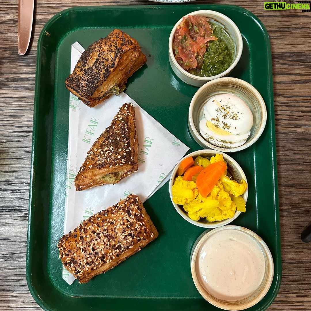 Jesse Tyler Ferguson Instagram - Y’all. It’s @sarabareilles week this week on my podcast, Dinner’s on Me! ❤️🎧🍽️ Over Israeli pastries and Tunisian salad at @kfar_bk in Brooklyn, she shared what it was like being bullied as a kid, how she copes with her anxiety, and why it was so important to wear a specific dress to the Tony Awards. Get ready to listen to a fantastic convo—you’re in for a treat. You know where to go—link in bio! (This episode was recorded on June 14, 2023). K'Far Brooklyn