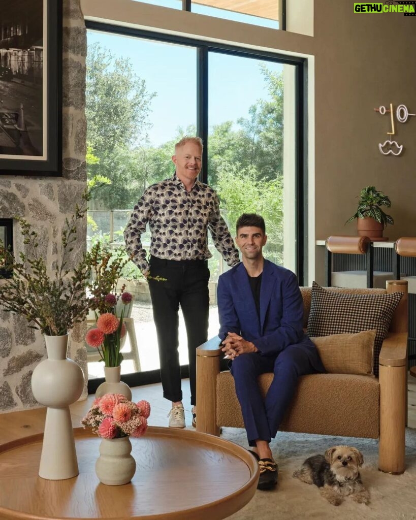 Jesse Tyler Ferguson Instagram - When actor Jesse Tyler Ferguson (@jessetyler) and his husband, Tony-award-winning producer @justinmikita, decided to move from LA’s trendy Los Feliz to the leafy Encino hills, they envisioned a California home truly reflective of their aesthetic and evolving family life. The contemporary new-build house they landed on presented a 9,000-square-foot blank canvas. Walking through its bare white spaces, the design-fluent fathers saw past the developer “flip” finishes to envision a comfortably curated haven marrying West Coast ease with subtle and elevated refinements. To execute their calm and cozy vision, Ferguson and Mikita brought in AD100 designer Mandy Cheng (@mandychengdesign). “We wanted someone to push us in new directions but also embrace things we already loved,” Mikita explains. Take a tour of the colorful family abode at the link in our bio. Photo by @madelinetolle; design by @mandychengdesign; words by @arielfoxman.