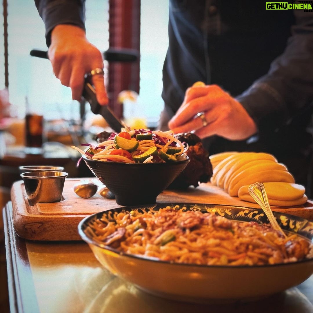 Jesse Tyler Ferguson Instagram - This week on Dinner’s On Me, “Barbie” and “Shang-Chi and the Legend of the Ten Rings” star Simu Liu joins the show. Over soup dumplings and BBQ pork, Simu tells me why he initially kept acting as a secret from his parents, how “Good Will Hunting” played a role in nabbing his part as Marvel superhero Shang Chi, and how he feels about Asian American representation in Hollywood. This episode was recorded at The Formosa Cafe in West Hollywood, CA. Episode link is in the bio—don't wait, give it a listen! ❤️